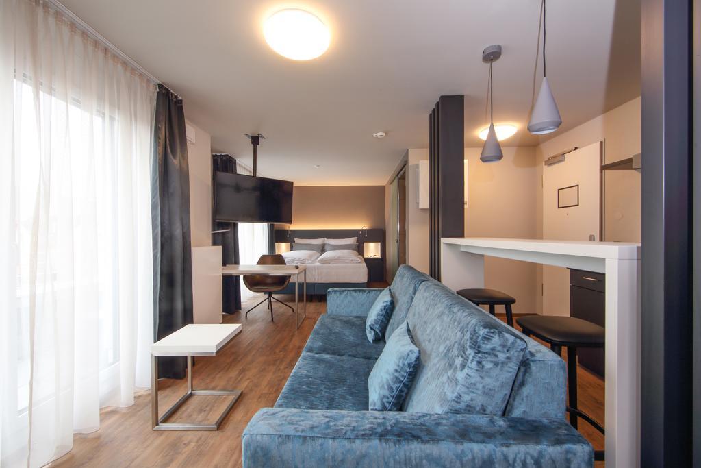Design & Lifestyle Hotel Estilo Aalen Bagian luar foto