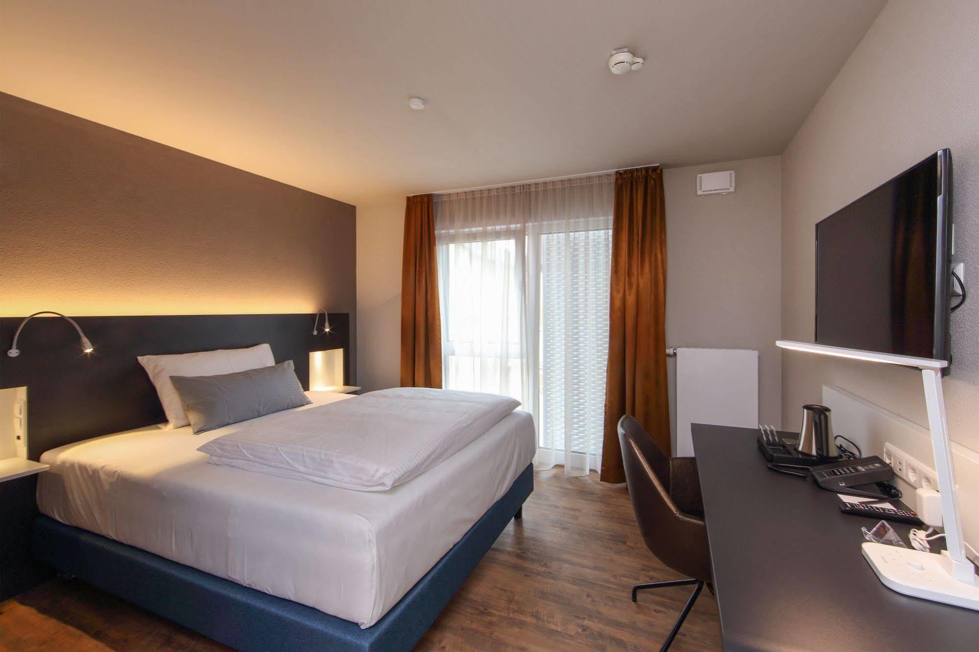 Design & Lifestyle Hotel Estilo Aalen Bagian luar foto