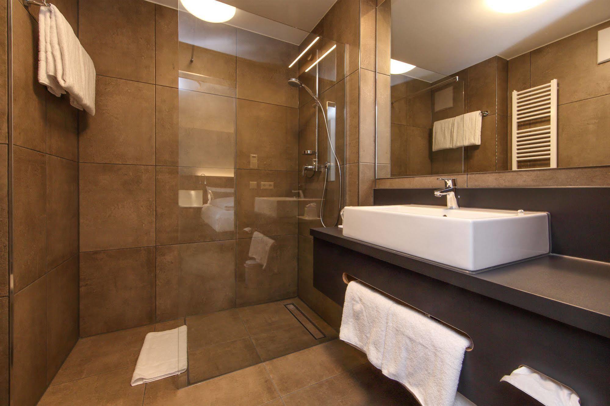 Design & Lifestyle Hotel Estilo Aalen Bagian luar foto