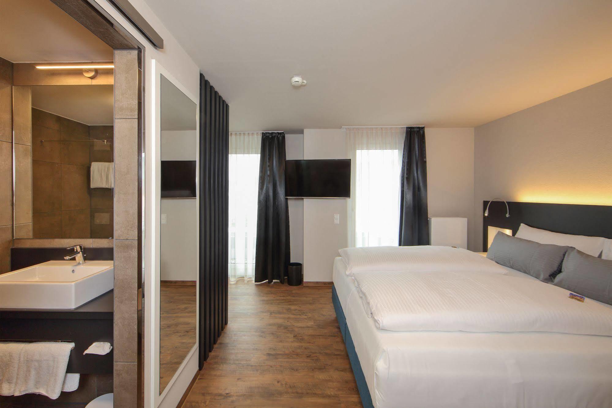 Design & Lifestyle Hotel Estilo Aalen Bagian luar foto